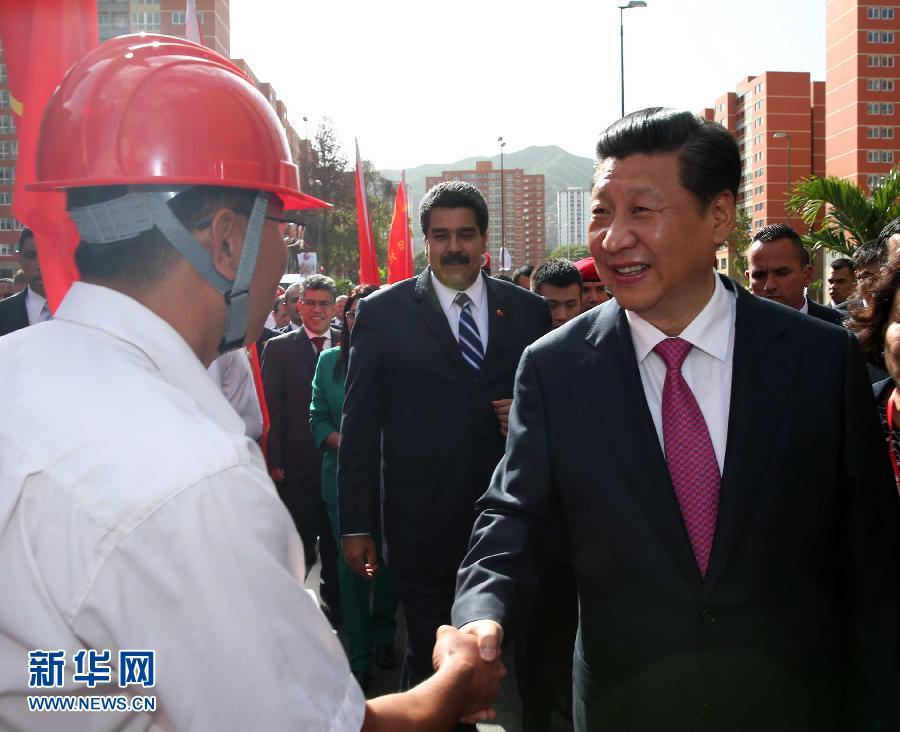 当地时间7月21日，国家主席习近平在委内瑞拉总统马杜罗陪同下在加拉加斯参观蒂乌娜社会住房项目。  新华社记者 兰红光 摄