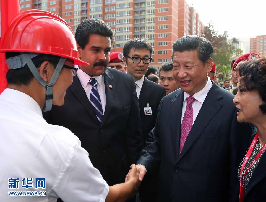 当地时间7月21日，国家主席习近平在委内瑞拉总统马杜罗陪同下在加拉加斯参观蒂乌娜社会住房项目。 新华社记者 兰红光 摄