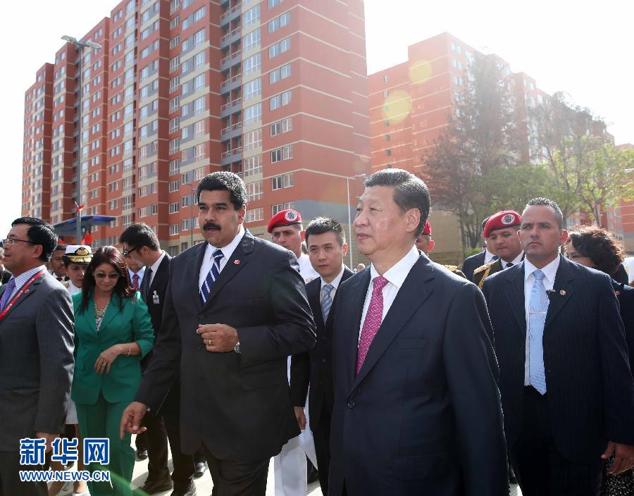 当地时间7月21日，国家主席习近平在委内瑞拉总统马杜罗陪同下在加拉加斯参观蒂乌娜社会住房项目。 新华社记者 兰红光 摄