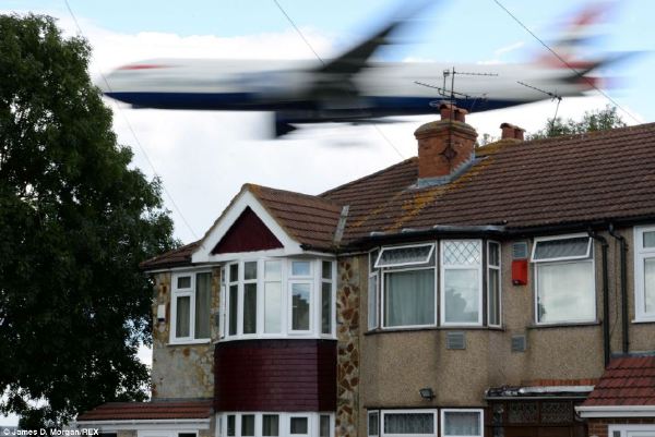 英国最吵的街道：每天数百架飞机从头上飞过