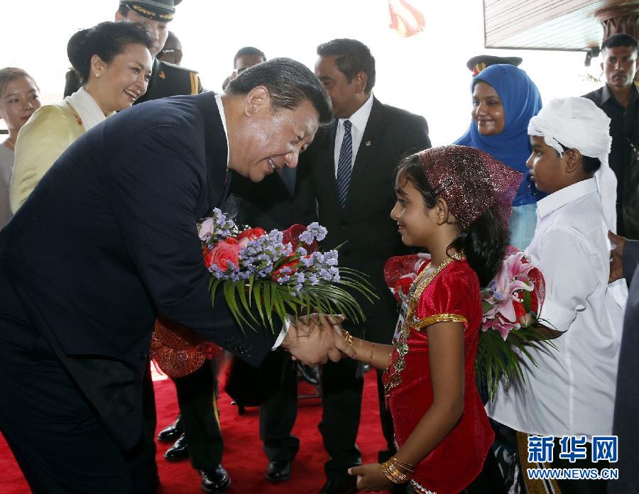 9月15日，国家主席习近平同马尔代夫总统亚明在马累举行会谈。会谈前，亚明在共和国广场为习近平举行欢迎仪式。 新华社记者 鞠鹏 摄 