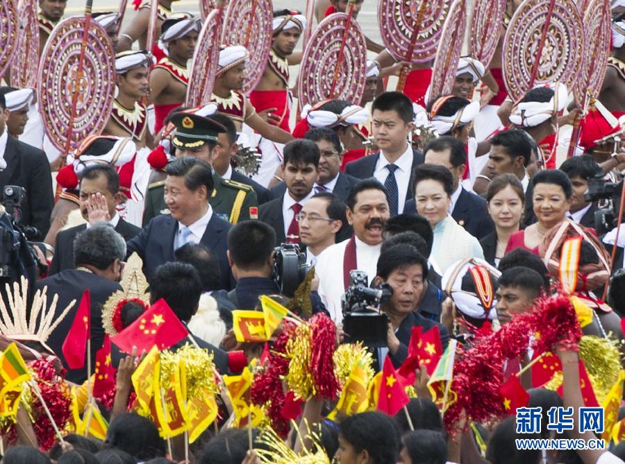 9月16日，国家主席习近平抵达科伦坡，开始对斯里兰卡进行国事访问。在班达拉奈克国际机场，习近平和夫人彭丽媛受到拉贾帕克萨总统夫妇热情迎接。新华社记者黄敬文摄 