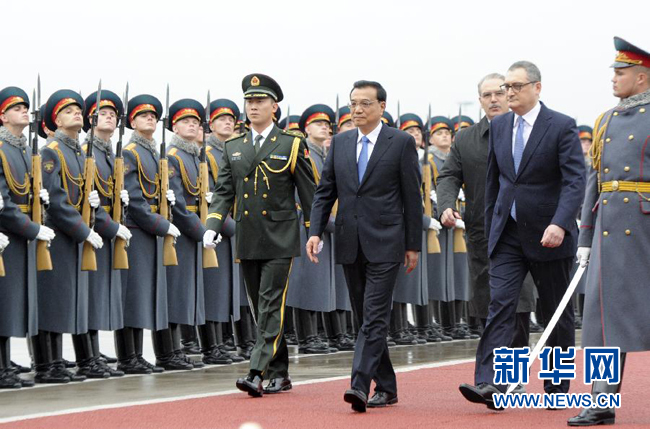 10月12日，中国国务院总理李克强乘专机抵达莫斯科，开始对俄罗斯进行正式访问并举行中俄总理第十九次定期会晤。俄方在机场举行隆重仪式，欢迎李克强总理。新华社记者 张铎 摄