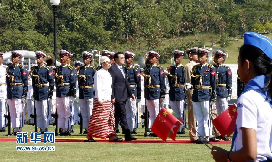 11月14日，中国国务院总理李克强在内比都同缅甸总统吴登盛举行会谈。这是会谈前，吴登盛在缅甸总统府前广场为李克强举行隆重的欢迎仪式。新华社记者 鞠鹏 摄