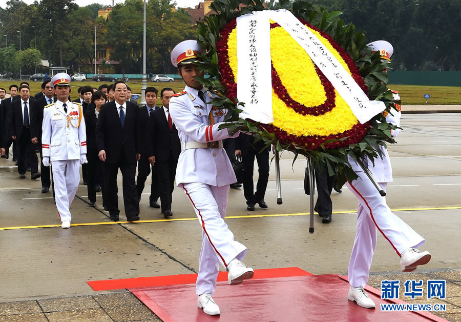 12月25日至27日，中共中央政治局常委、全国政协主席俞正声对越南进行正式访问。 这是12月27日，俞正声在河内瞻仰胡志明主席陵。新华社记者刘建生摄