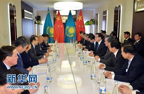 1月21日，中国国务院总理李克强在瑞士达沃斯会见哈萨克斯坦总理马西莫夫。 新华社记者 李涛 摄