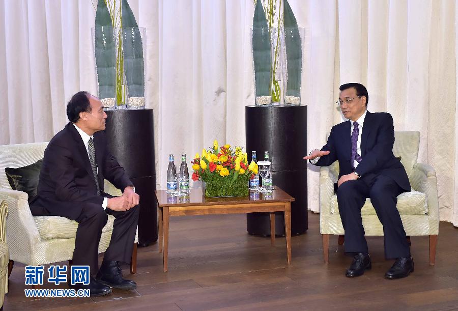 1月22日，中国国务院总理李克强在瑞士苏黎世会见国际电信联盟秘书长赵厚麟。 新华社记者 李涛 摄