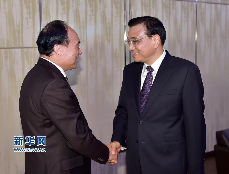 1月22日，中国国务院总理李克强在瑞士苏黎世会见国际电信联盟秘书长赵厚麟。 新华社记者 李涛 摄 
