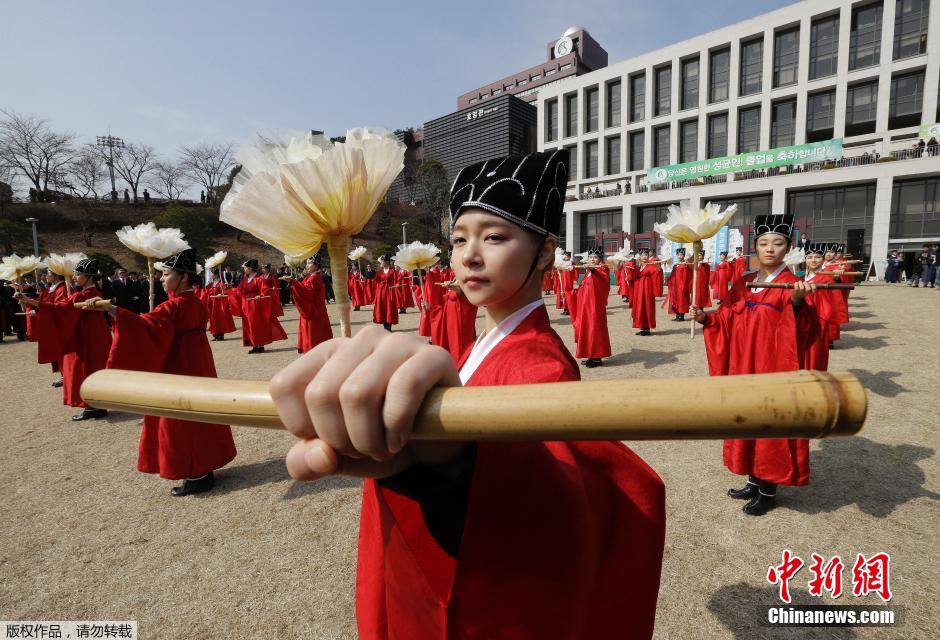 首尔成均馆大学毕业典礼 学生行跪拜“告由礼”