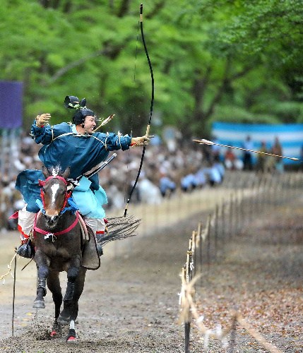 日本京都举行传统骑射仪式参加者骑马射击(图)