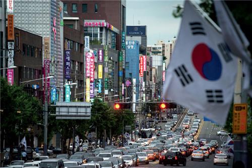 p78 韩国首尔,整形一条街。韩国的整形技术吸引了大量的外国游客前来寻医问诊。CFP