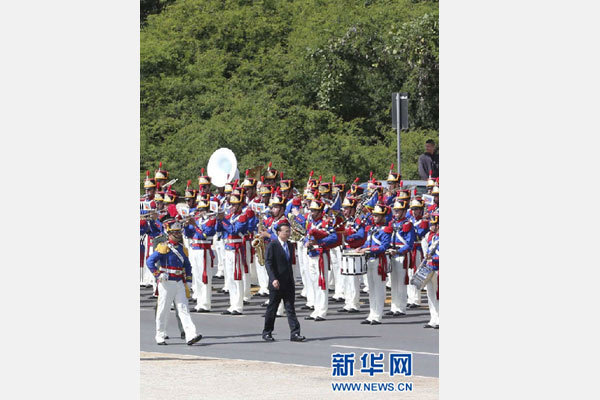 会谈前，罗塞夫在总统府前广场为李克强举行隆重的欢迎仪式。新华社记者 丁林 摄