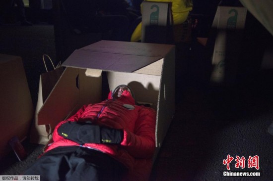 南非200多位CEO露宿街头 冬夜仅靠纸箱睡袋