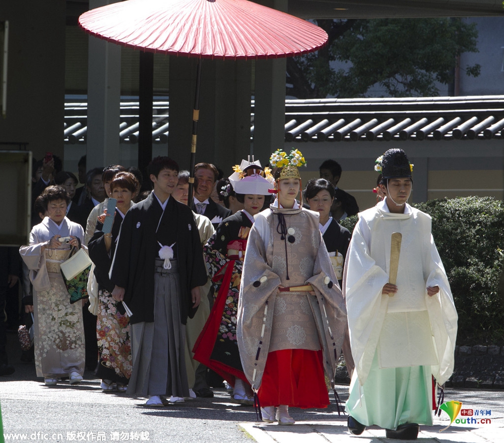 实拍日本传统婚礼新郎新娘穿和服神社宣誓永不分离 组图 国际频道 新华网