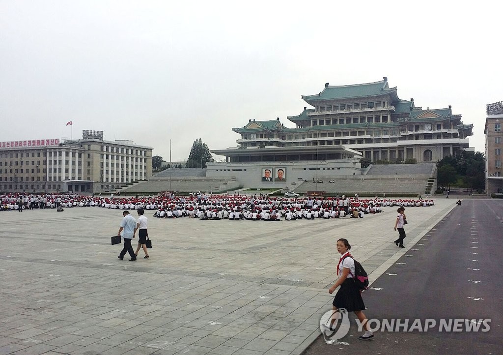 聚集在金日成广场上的学生们,正在准备朝鲜劳动党建党70周年(10月10