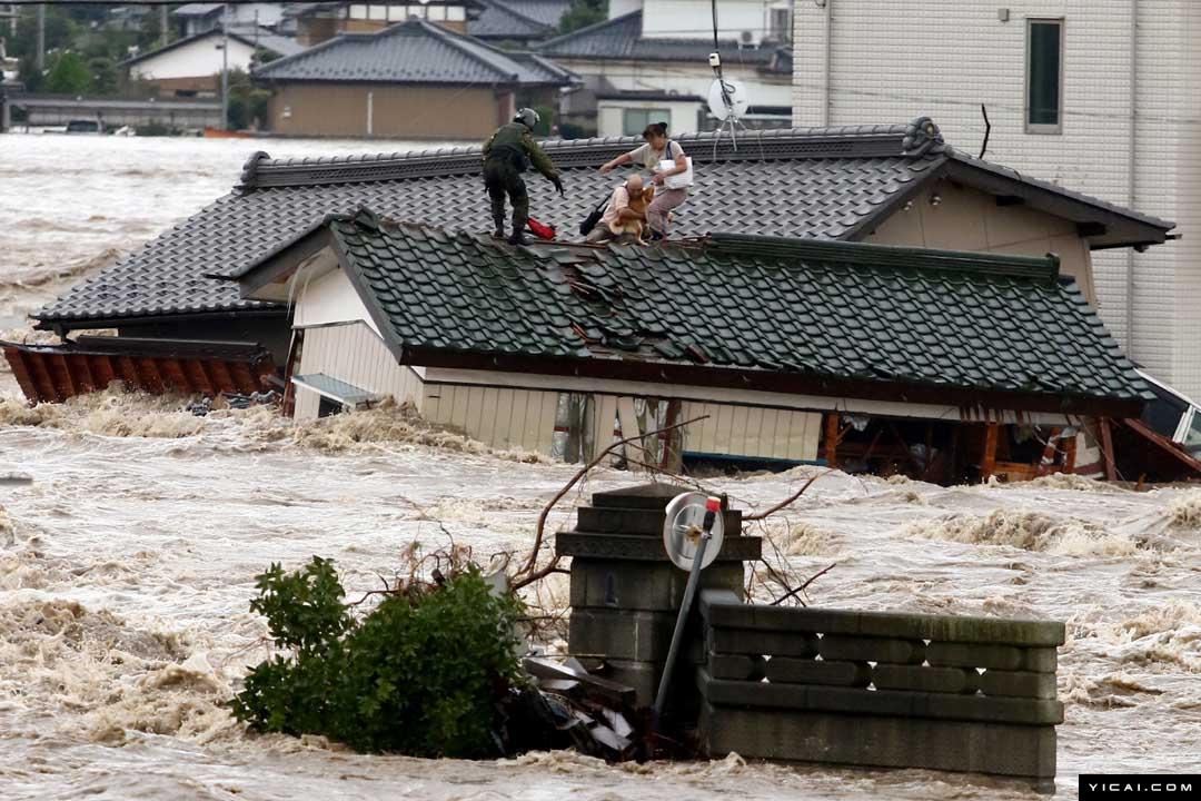 日本东部遇暴雨引发洪水滑坡 房屋遭冲走(组图)