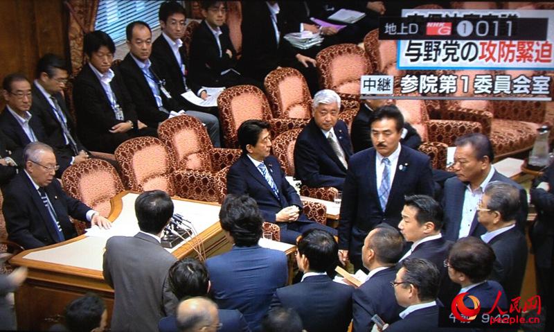 日本国会议员围绕安保法案进行激烈争吵