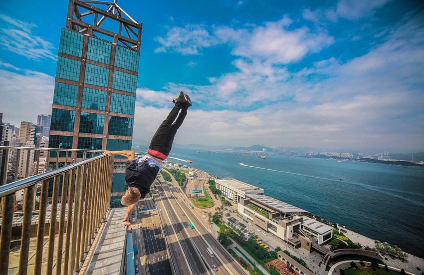 俄罗斯小伙高空跑酷 炫特技惊险万分【组图】