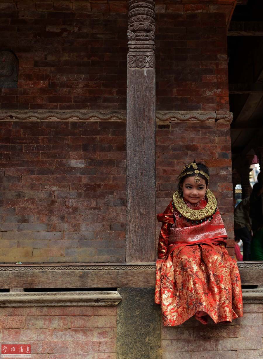 尼泊尔女孩庆祝传统库玛丽活女神节(组图)
