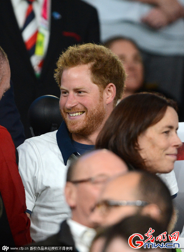 英国威廉哈里王子和凯特王妃观战橄榄球赛表情丰富
