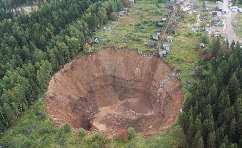 镜头记录世界各地的地陷画面