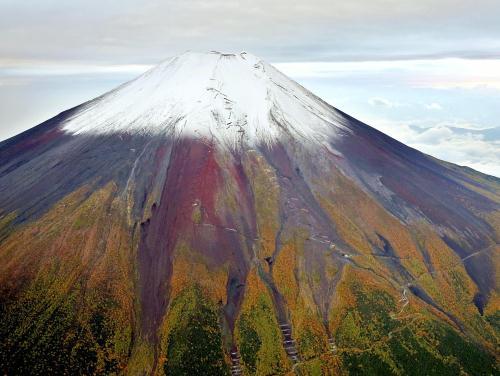 日本富士山迎来初雪批上银装较往年晚11天 图 新华网