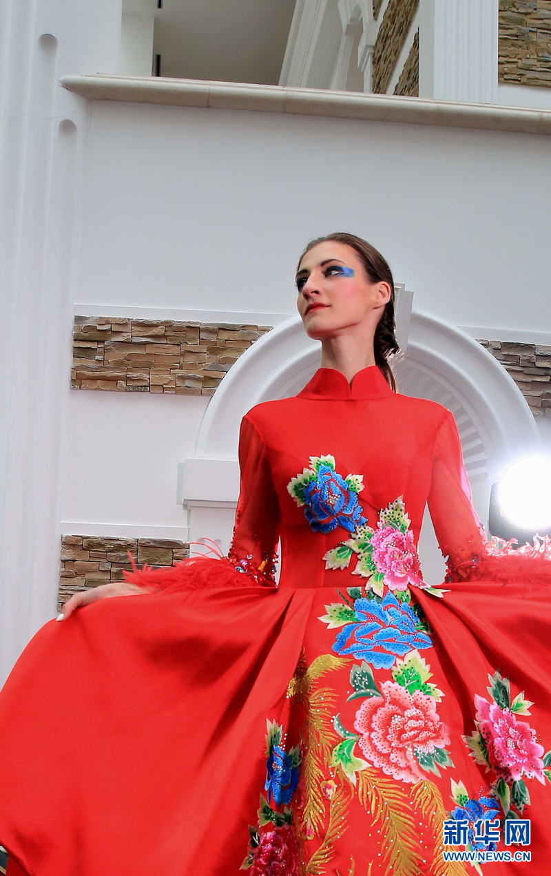 白俄罗斯模特展示中国著名品牌旗缘服饰(组