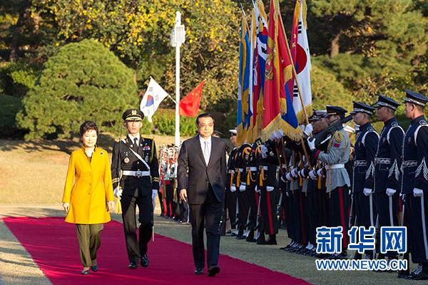 10月31日，国务院总理李克强在首尔青瓦台出席韩国总统朴槿惠举行的隆重的欢迎仪式。 新华社记者黄敬文摄