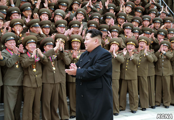 金正恩同朝鲜人民军军事教育工作者大会与会者合影(组图)
