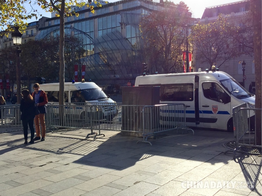 中国日报记者直击巴黎空袭第二天：香街凯旋门仍有游客 许多商家正常营业