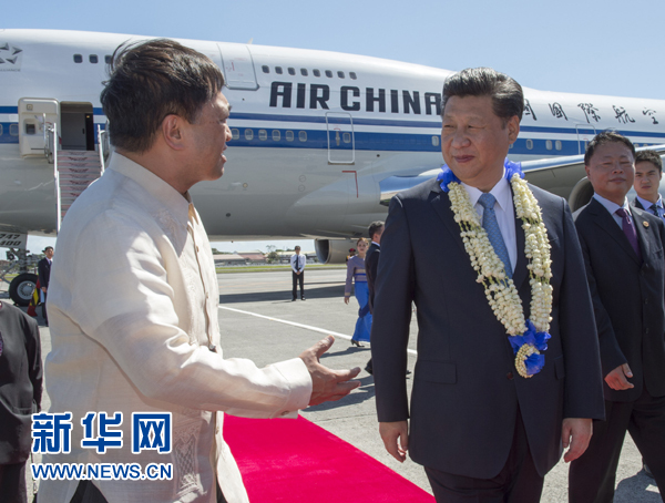 11月17日，国家主席习近平抵达菲律宾首都马尼拉尼诺·阿基诺国际机场，出席即将举行的亚太经合组织第二十三次领导人非正式会议。菲律宾高级官员到机场迎接习近平主席。新华社记者李学仁摄