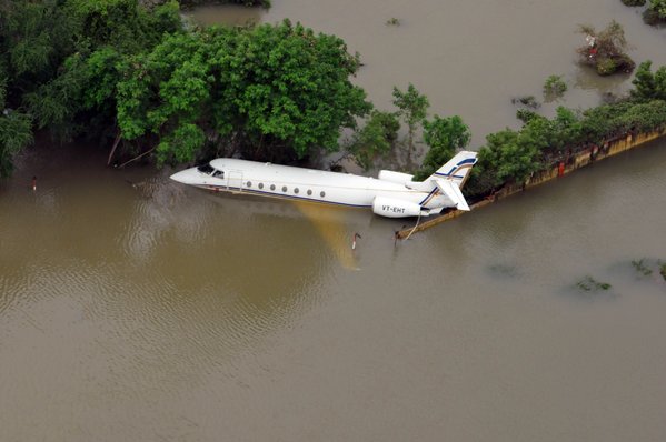 印度金奈机场跑道成河 飞机被淹