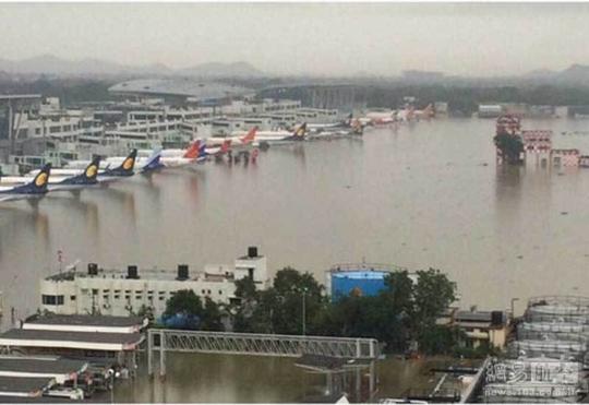 印度金奈机场跑道成河 飞机被淹