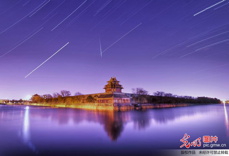 双子座流星雨划过故宫上空