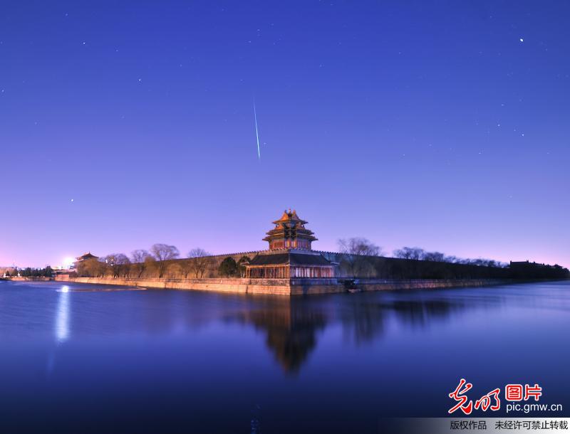 双子座流星雨划过故宫上空