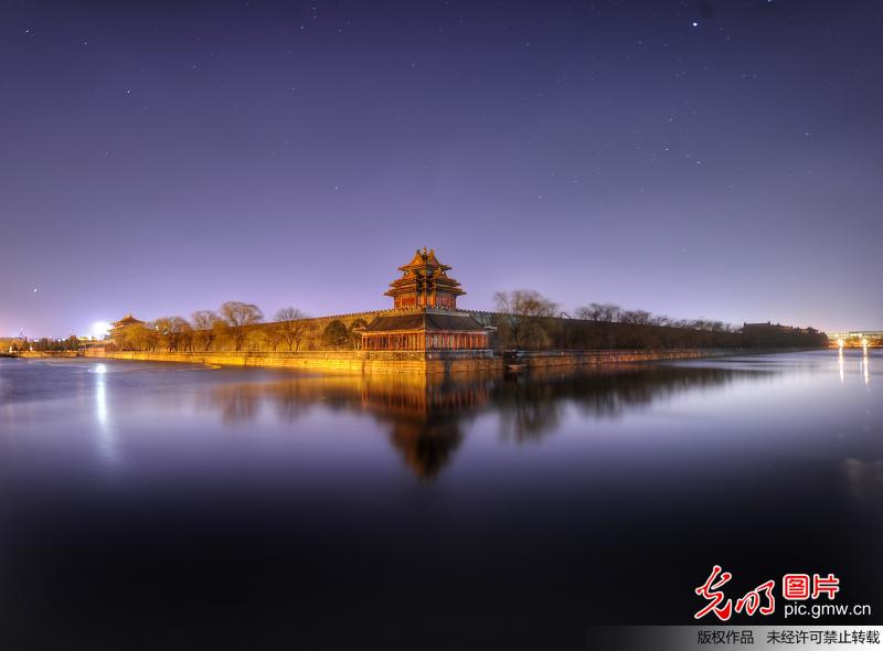 双子座流星雨划过故宫上空