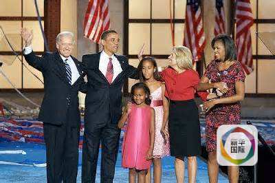 拜登夫妇与奥巴马全家2008年在竞选活动上.