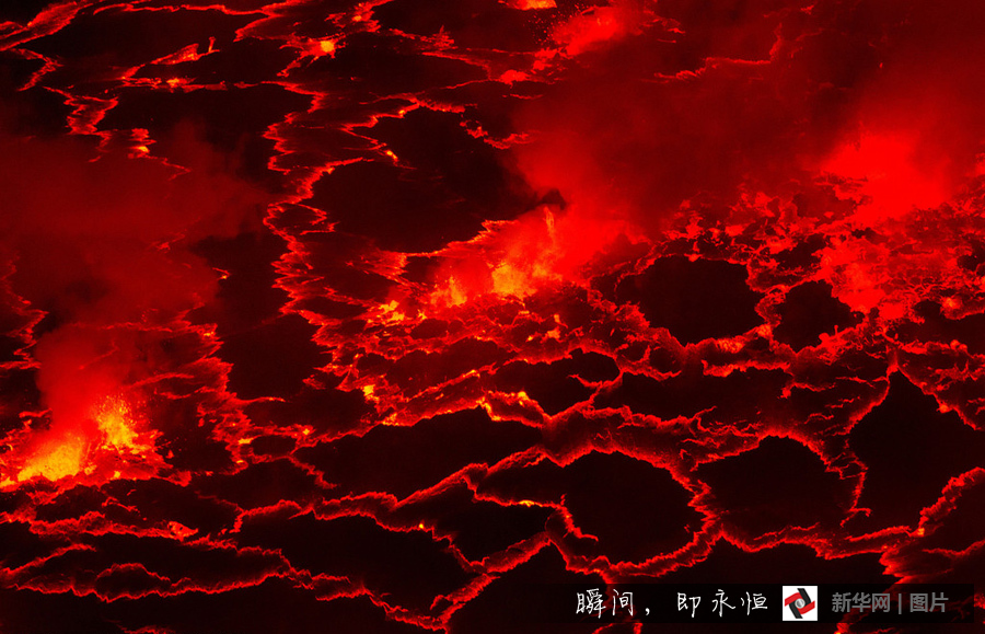 摄影师火山口冒死拍摄火红岩浆翻滚震撼景象组图