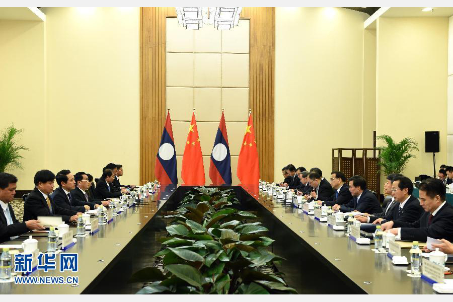 3月23日，国务院总理李克强在海南三亚会见老挝总理通邢。新华社记者 饶爱民 摄 