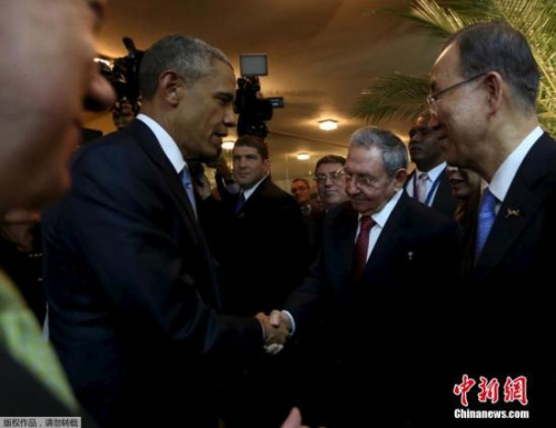 2015年4月10日，美古领导人互致问候并握手。