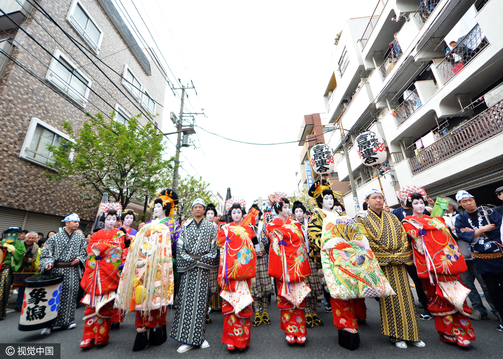 东京浅草再现吉原艺妓头牌街上行游 声势浩大吸引大批