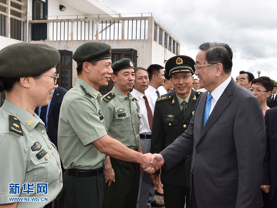 应加蓬参议院议长米勒布邀请，4月11日至13日，全国政协主席俞正声对加蓬进行正式友好访问。这是4月12日，俞正声看望慰问中国援加蓬医疗队和军医组。 新华社记者 高洁 摄