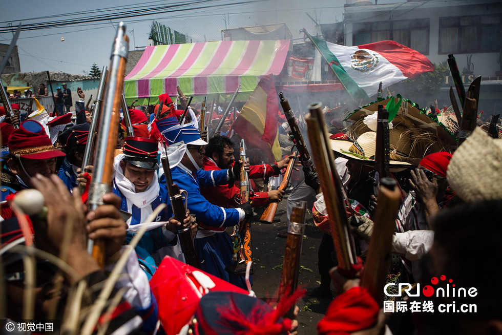 时间2016年5月5日,墨西哥首都墨西哥市,墨西哥民众重演普埃布拉战役