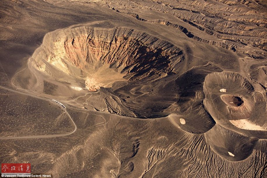 高空俯瞰死亡谷火山口巨大陨石坑似火星组图