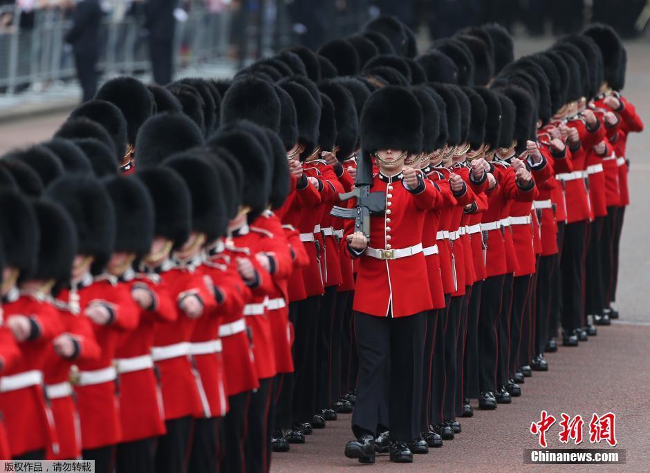 英国女王90大寿庆典 皇家卫兵齐刷刷帅气亮相