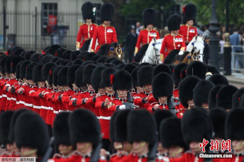 英国女王90大寿庆典 皇家卫兵齐刷刷帅气亮相