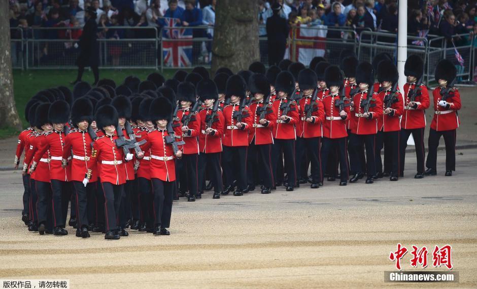 英国女王90大寿庆典 皇家卫兵齐刷刷帅气亮相