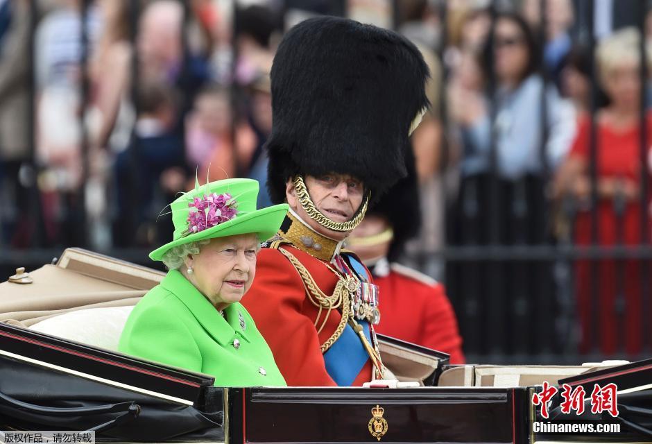 英国女王90大寿庆典 皇家卫兵齐刷刷帅气亮相