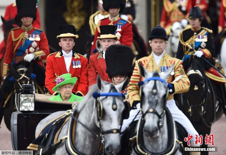 英国女王90大寿庆典 皇家卫兵齐刷刷帅气亮相