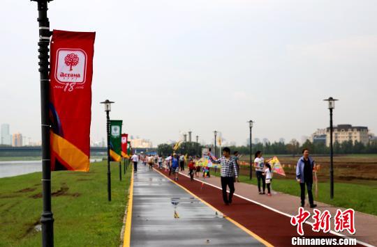 图为，7月6日“首都日”当天，哈萨克斯坦民众在首都阿斯塔纳参加户外庆祝活动。　文龙杰 摄